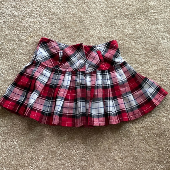 Girls size 4 / xs plaid skirt & black dress shirt - Picture 3 of 10